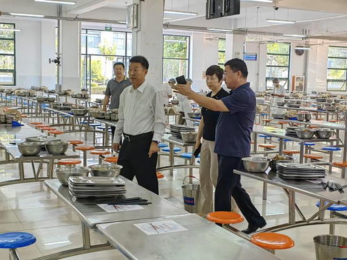 孫戰(zhàn)勇督導學校食品安全工作